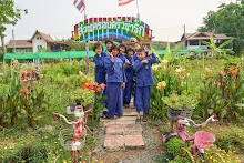 680329 นร.ป.6 ถ่ายภาพกับอ.ชำนิ 1.jpg