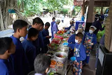 671124 สมุนพระราม ทำสลัดโรลแจก ที่โรงครัวกลาง 152.jpg