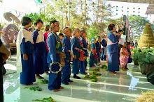 671230 สมุนพระรามแสดงร้องเพลง พิธีเปิดงานเพื่อฟ้าดิน คนมาดูงาน ทำ5ส ทำสวนบ่าย 126.jpg