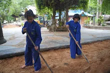 680602 สมุนพระราม และ สสธ.ขนทรายและปรับพื้นที่หน้าเฮือนศูนย์สูญ 121.JPG