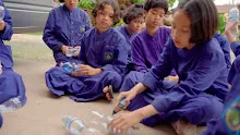 680308 สมุนพระราม ทดสอบ pH ของดินด้วยน้ำสะกัดดอกอัญชัน 4.jpg