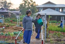680121 สมุนพระรามยกกระถางต้นไม้แต่งสวน เปียหม่องทดลองเปิดน้ำตก 25.jpg