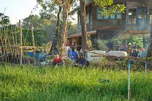 671217 สสธ.และชาวชุมขนไปถอนหญ้า แปลงหอมกระเทียม สวน 255 21.jpg