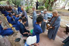 680314 ตักบาตรวันเลี้ยงส่งม.3 ม.6  11.JPG