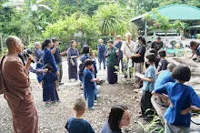 680703 เด็กสมุนพระรามนั่งรถไฟไปปฐมอโศก ร่วมงาน ๙๐ ปี ลุงจำลอง 147.jpeg