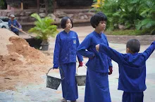 680602 สมุนพระราม และ สสธ.ขนทรายและปรับพื้นที่หน้าเฮือนศูนย์สูญ 12.JPG