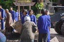 680602 สมุนพระราม และ สสธ.ขนทรายและปรับพื้นที่หน้าเฮือนศูนย์สูญ 124.JPG