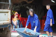 680602 สมุนพระราม และ สสธ.ขนทรายและปรับพื้นที่หน้าเฮือนศูนย์สูญ 79.JPG
