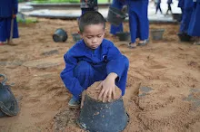 680602 สมุนพระราม และ สสธ.ขนทรายและปรับพื้นที่หน้าเฮือนศูนย์สูญ 103.JPG