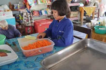 680609 เด็กสมุนพระราม ทำสลัดโรลขึ้นศาลาฉัน 35.JPG