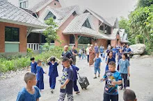 680703 เด็กสมุนพระรามนั่งรถไฟไปปฐมอโศก ร่วมงาน ๙๐ ปี ลุงจำลอง 83.jpeg