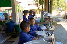 671230 สมุนพระรามแสดงร้องเพลง พิธีเปิดงานเพื่อฟ้าดิน คนมาดูงาน ทำ5ส ทำสวนบ่าย 320.jpg