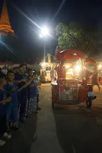 680705 เด็กสมุนพระรามตักบาตรที่ปฐมอโศก ร่วมงาน ๙๐ ปี ลุงจำลอง ไปพระปฐมเจดีย์เย็น 41.jpeg