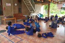 680527 ป.ต้น-อนุบาล เคารพธงชาติ ป.ปลาย กิจกรรม ถาคเช้า ก่อนไปกินข้าวศาลาฯ 60.jpeg