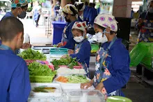 671124 สมุนพระราม ทำสลัดโรลแจก ที่โรงครัวกลาง 110.jpg