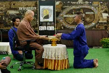 680411 พิธีรับกลด รุ่น กราบลาหลวงปู 1.jpeg