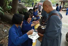 680314 ตักบาตรวันเลี้ยงส่งม.3 ม.6  17.JPG