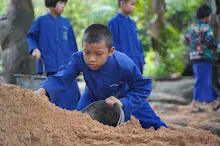 680602 สมุนพระราม และ สสธ.ขนทรายและปรับพื้นที่หน้าเฮือนศูนย์สูญ 48.JPG