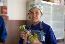 671124 สมุนพระราม ทำสลัดโรลแจก ที่โรงครัวกลาง 147.jpg