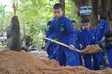 680602 สมุนพระราม และ สสธ.ขนทรายและปรับพื้นที่หน้าเฮือนศูนย์สูญ 45.JPG