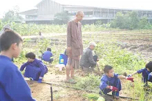 680714 สมุนพระรามร่วมงานวันบวร ถอนหญ้าสวนกตัญญูแผ่นดิน 10.JPG