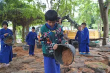 680602 สมุนพระราม และ สสธ.ขนทรายและปรับพื้นที่หน้าเฮือนศูนย์สูญ 55.JPG