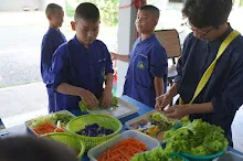 680609 เด็กสมุนพระราม ทำสลัดโรลขึ้นศาลาฉัน 44.JPG
