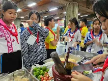 680529 อบรมนักเรียน รร.ขวาวใหญ่วิทยา เรียนรู้การทำอาหารมังสวิรัติ เมนูส้มตำ 32.jpeg