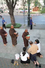 เดินบิณฑ์รอบสนามหลวง (35).JPG