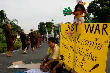 พท+สมณะบิณฑ์ที่งานชุมนุม (37).JPG
