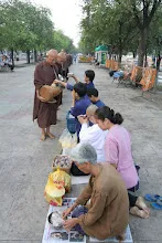 เดินบิณฑ์รอบสนามหลวง (22).JPG