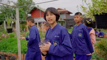 680308 สมุนพระราม ทดสอบ pH ของดินด้วยน้ำสะกัดดอกอัญชัน 13.jpg