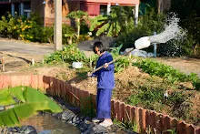 680117 สมุนพระรามปรับปรุงสวน ทาสีเสาป้ายสวนครอบครัวน่ารัก 29.jpg