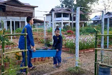 680121 สมุนพระรามยกกระถางต้นไม้แต่งสวน เปียหม่องทดลองเปิดน้ำตก 16.jpg