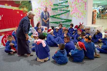 671225 สมุนพระรามร้องเพลงที่ห้างสุนีย์ ในวันคริสมาสต์ 60.jpg