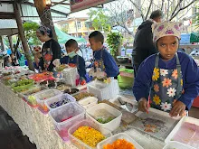671215 นร.สมุนพระรามไปขายสลัดโรล ที่อุทยานบุญนิยม วันแรก พาณิชย์บุญนิยม