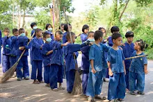 680331 สมุนพระรามทำงานวันบวร ขัดห้องน้ำ กวาดใบไม้อาคารอาชีวะ 57.jpg