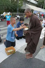 ลุงใส่บาตร4.JPG