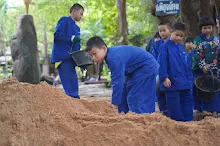680602 สมุนพระราม และ สสธ.ขนทรายและปรับพื้นที่หน้าเฮือนศูนย์สูญ 44.JPG