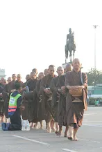 บิณฑ์หน้าลานพระรูป (17).JPG