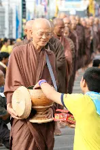 พท+สมณะบิณฑ์ที่งานชุมนุม (26).JPG