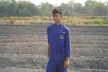 680324 วันบวร ชาวชุมชน และ นร.ม.2 ทำแปลงสวน 255 24.jpeg