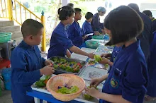 680609 เด็กสมุนพระราม ทำสลัดโรลขึ้นศาลาฉัน 47.JPG