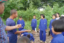680616 สมุนพระรามไปขุดมันเทศริมมูลและเก็บเมล็ดถั่วลิสงเรี่ยดิน วันบวรกับชาวชุมชนกลุ่มสีส้ม 12.JPG