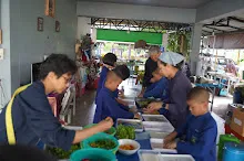 680609 เด็กสมุนพระราม ทำสลัดโรลขึ้นศาลาฉัน 59.JPG