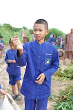 680616 สมุนพระรามไปขุดมันเทศริมมูลและเก็บเมล็ดถั่วลิสงเรี่ยดิน วันบวรกับชาวชุมชนกลุ่มสีส้ม 31.JPG