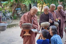671017 ตักบาตรเทโว วันออกพรรษา บ้านราช22.jpg