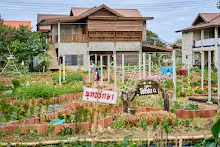 680115 เพ้นท์ภาพและตกแต่งเสาป้ายสวน ยายอรตัดผม เปียหม่องทำน้ำตก 54.jpg