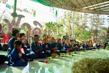671230 สมุนพระรามแสดงร้องเพลง พิธีเปิดงานเพื่อฟ้าดิน คนมาดูงาน ทำ5ส ทำสวนบ่าย 188.jpg