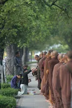 พท+สมณะบิณฑ์ที่งานชุมนุม (9).JPG